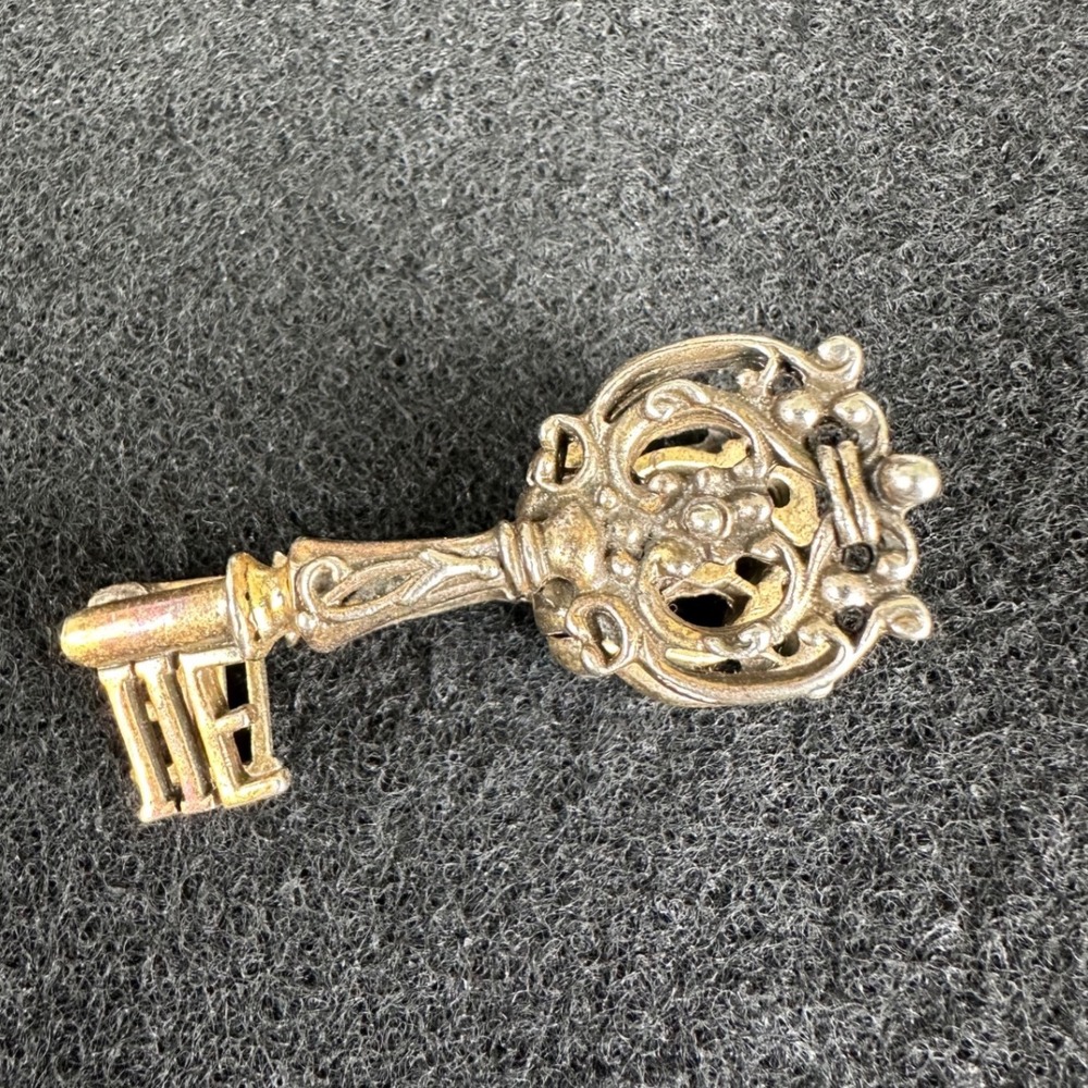 Vintage L.I.W. Co 1950 key tie clip, brooch, EUC